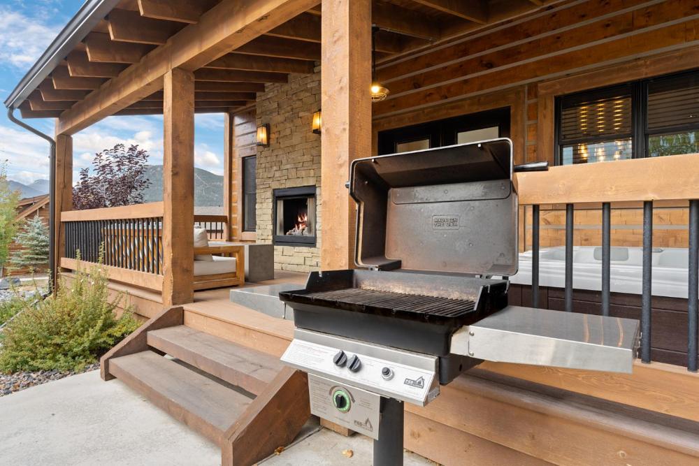 Cozy & Relaxing – Indoor/Outdoor Fireplace, Jacuzzi and BBQ grill